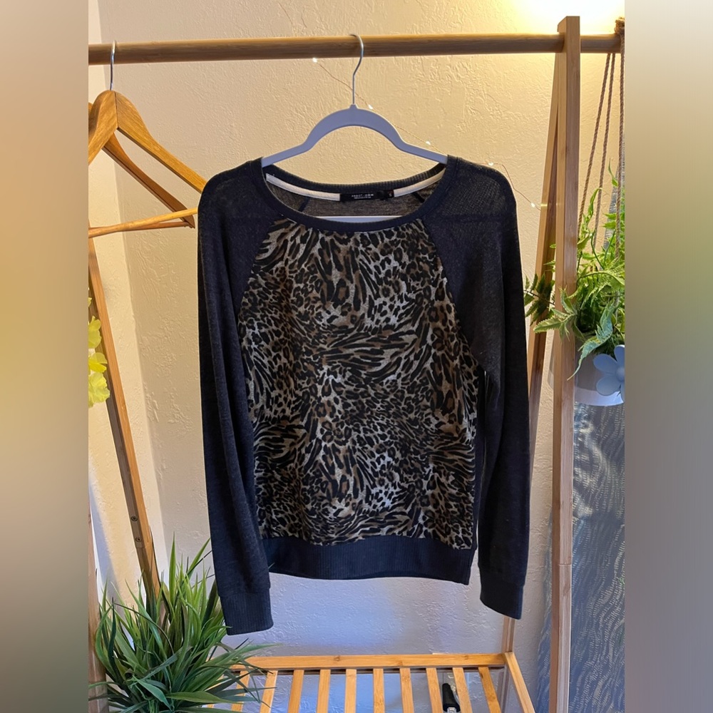 Leopard Print Long-Sleeve Swetee